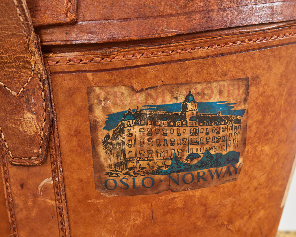 19th Century, English Regency Leather Oval Hat Box